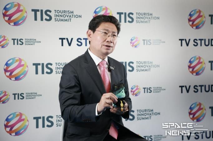 23일 스페인 세비야 피베스(FIBES)에서 열린 TIS 2025에 참석한 이상일 시장이 인터뷰를 하고 있다