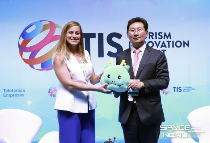 스페인 세비야 피베스(FIBES)에서 열린 TIS 2025에 참석한 이상일 시장이 세션 종료 후 진행자에게 조아용 인형을 전달하고 있다