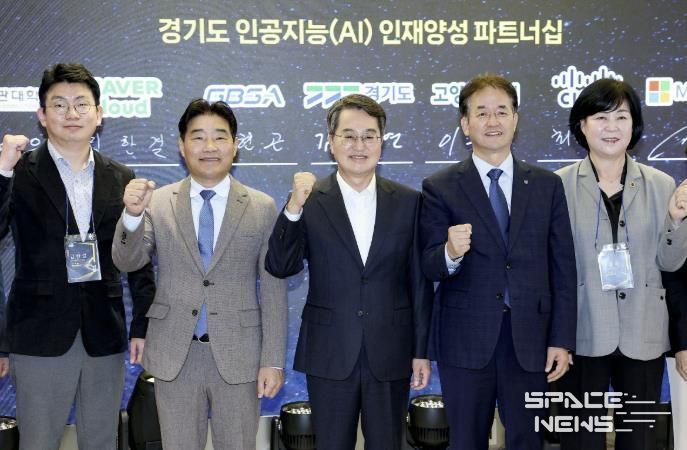 경기 북부 AI캠퍼스 개소식에서 이동환 고양특례시장, 김동연 경기도지사, 김운남 고양시의장이 파이팅을 외치고 있다.
