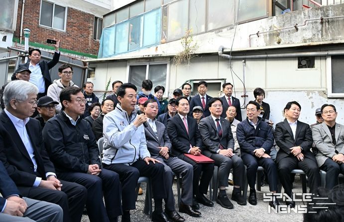오세훈 서울시장은 24일 오전 국민의힘 지도부와 ‘노원구 상계5 재정비촉진구역’을 방문해 주민들과 의견을 나누고 있다.