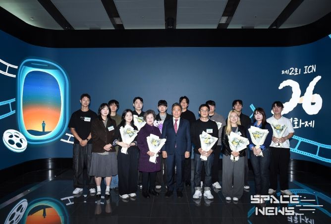 23일 인천공항 제2여객터미널 강동석관에서 진행된  ‘제2회 ICN 26(아이씨엔 이륙) 영화제 시상식’에서 인천국제공항공사 이학재 사장(사진 앞줄 왼쪽에서 네 번째) 및 수상자들이 기념촬영을 하고 있다.