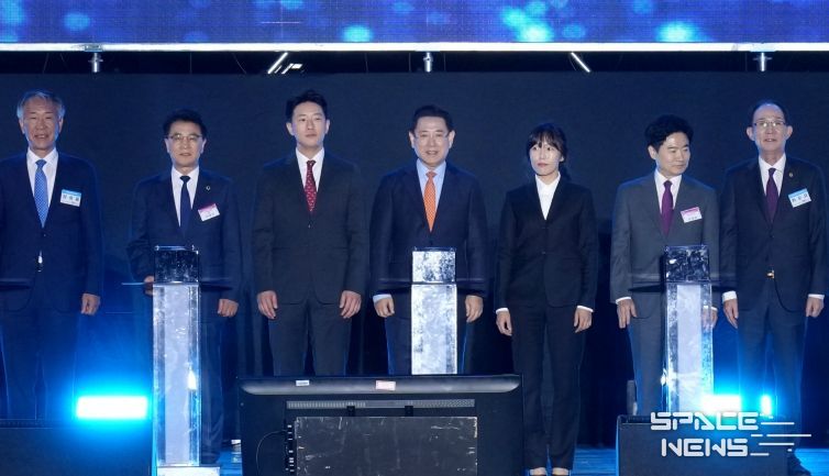 김영록 전라남도지사가 24일 도청 OK도민광장에서 열린 ‘제29회 전라남도 도민의 날’ 기념행사에 참석해 주요내빈들과 퍼포먼스를 하고 있다.