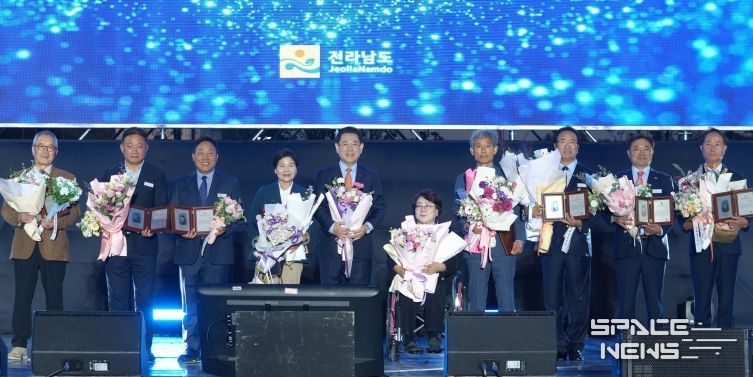 김영록 전라남도지사가 24일 도청 OK도민광장에서 열린 ‘제29회 전라남도 도민의 날’ 기념행사에 참석해 자랑스러운 전남인 상을 시상하고 기념촬영을 하고 있다.