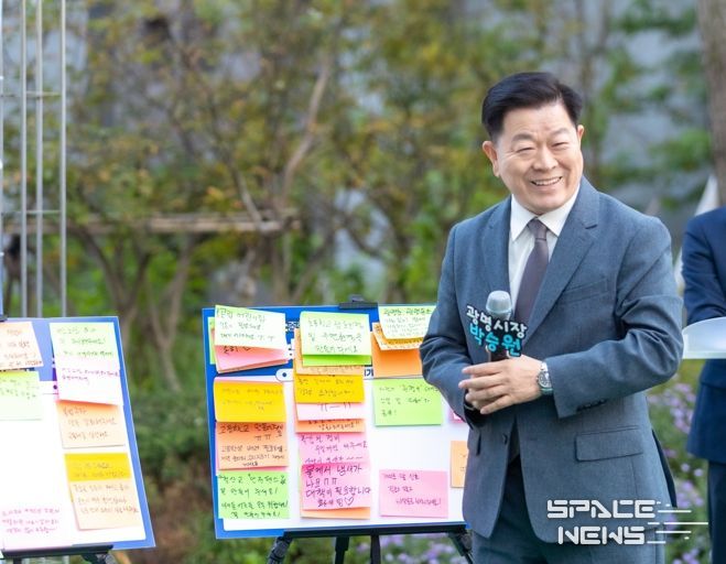 박승원 광명시장이 지난 25일 오후 트리우스광명 아파트에서 열린 시민 소통 프로그램 '아주 소중한 하루의 만남(아소하)'를 통해 시민들과 소통하고 있다.