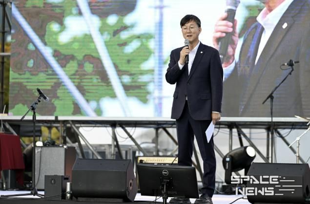 이민근 안산시장이 지난 25일 안산문화광장에서 개최된 ‘제1회 안산시동아리연합축제’에서 인사 발언을 하고 있다.