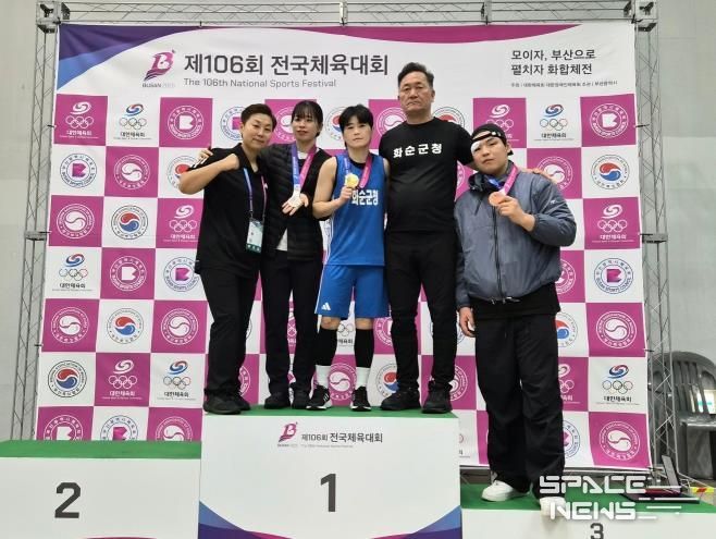 화순군청 복싱부(왼쪽부터 박지선 코치, 임애지 선수, 박초롱 선수, 박구 감독, 주태웅 선수)