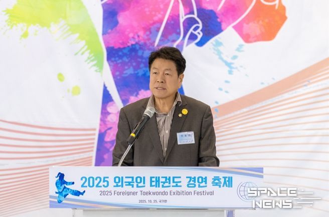 25일 열린 ‘2025 외국인 태권도 경연축제’에서 이호귀 의장이 축사를 하고 있다.