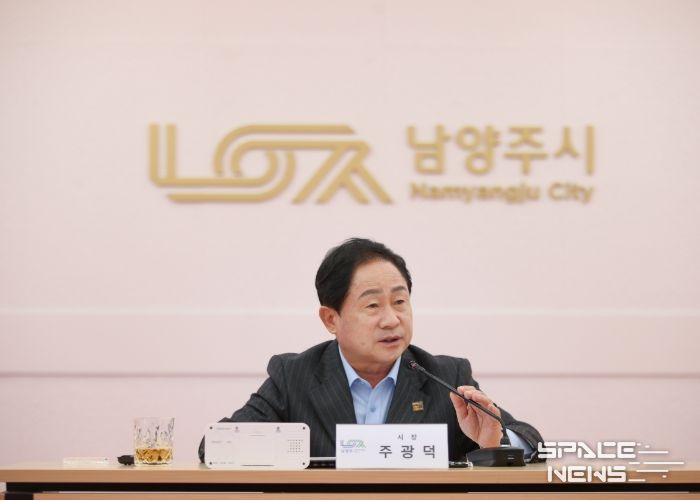 ‘2030 기업유치 마스터플랜’ 보고회에서 발언하고 있는 주광덕 시장