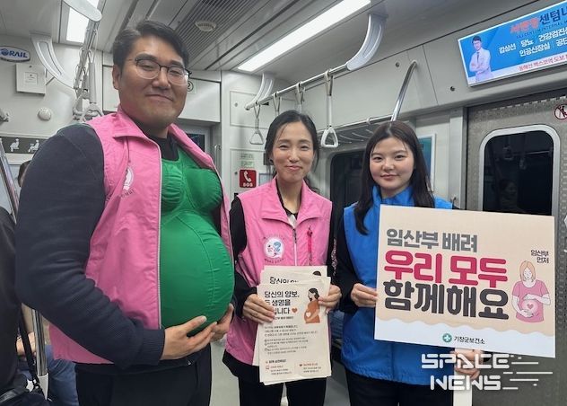기장군보건소 및 코레일 부산경남본부 관계자가 동해선 전철에서 ‘임산부 배려 캠페인’을 전개하고 있다