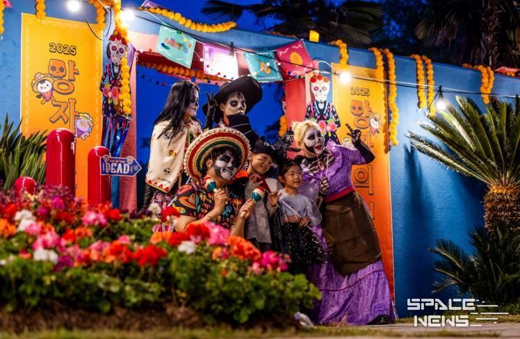 지난 25일 순천만국가정원에서 열린 ‘멕시코 망자의 정원 축제’에서 코스프레 복장을 한 배우들과 함께 사진을 찍는 아이들.
