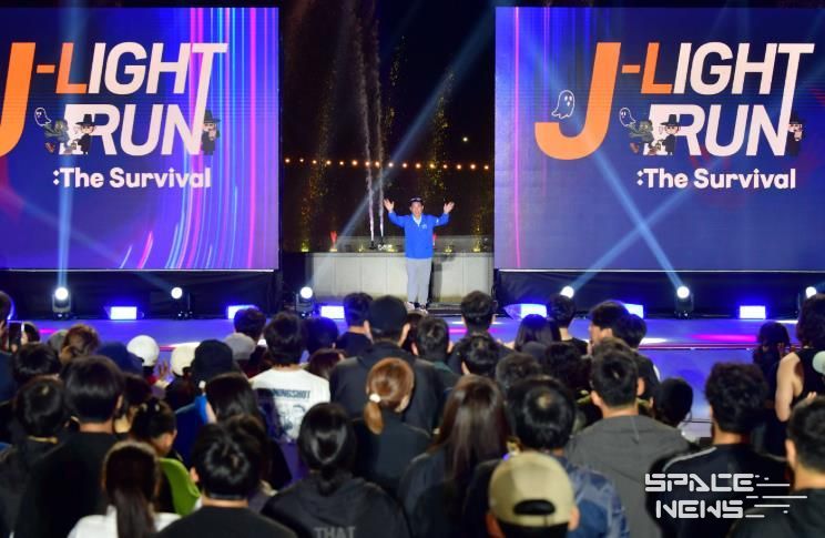 19일 김한종 장성군수가 'J-라이트 런' 참가자들에게 환영 인사를 전하고 있다. 장성군 제공