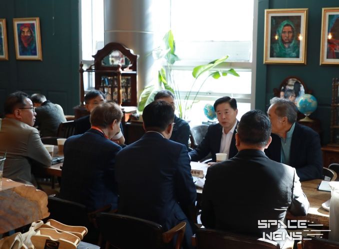 인천항만공사 이경규 사장이 OKTA 임원진들과 인천항 수출 관련 협의를 하고 있다