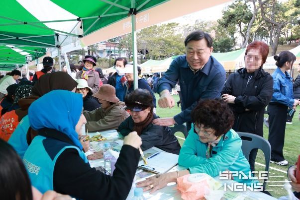 울산 동구는 29일 꽃나루공원에서 방어동 OK생활민원 현장서비스의 날을 개최해 주민편익 서비스 및 체험행사와 김종훈 동구청장이 자원봉사자 및 행사 참여자들을 격려하고 있다.