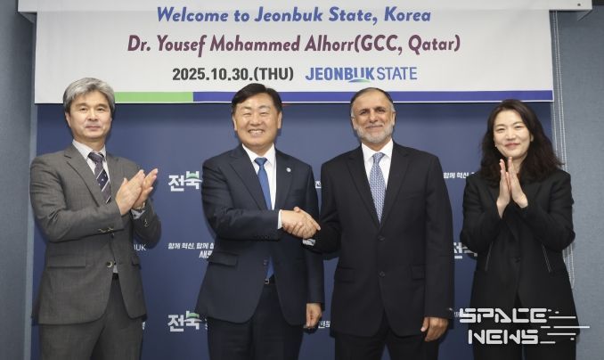 30일 서울 전북특별자치도 중앙협력본부에서 김관영 도지사가 유세프 모하메드 알호르 카타르 글로벌탄소위원회(GCC·Global Carbon Council) 의장과 탄소중립 및 지속가능 인프라 구축을 위한 협력 방안을 논의하고 기념촬영을 하고 있다