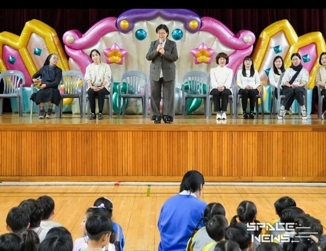 이순희 강북구청장이 작년에 열린 ‘2024 꿈나무 큰잔치’에서 인사말을 전하고 있다.