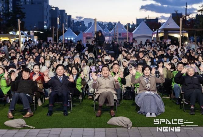 이재준 수원시장(가운데), 백혜련 의원(수원시을), 수원시의회 윤경선 의원, 이병진 수원도시재단 이사장, 김종석 권선구청장 등이 탄소중립 한마당 축제에 참가한 시민들과 함께하고 있다.