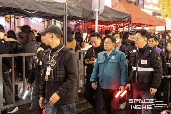 박강수 마포구청장이 핼러윈데이 당일인 10일 31일 레드로드에서 안전관리에 나섰다