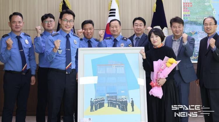 울진해경 화가 김승현의 작품 ‘바다빛 결’ 기증식 개최2(11.3. 울진해경제공.