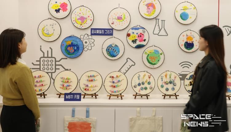 ‘마을愛 빠지는 힐링예술학교’ 전시회 감상하고 있는 주민들 모습