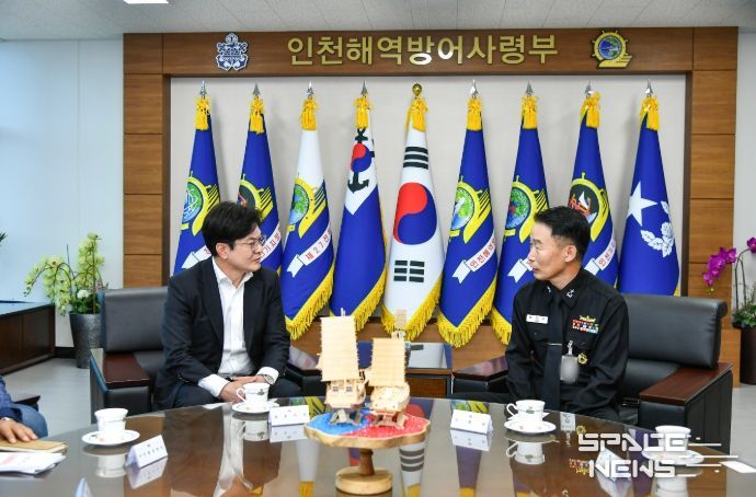 김병수 김포시장이 31일 대한민국 해군 김포함을 방문해 김포함과 김포시의 협력 강화 방안을 논의했다.