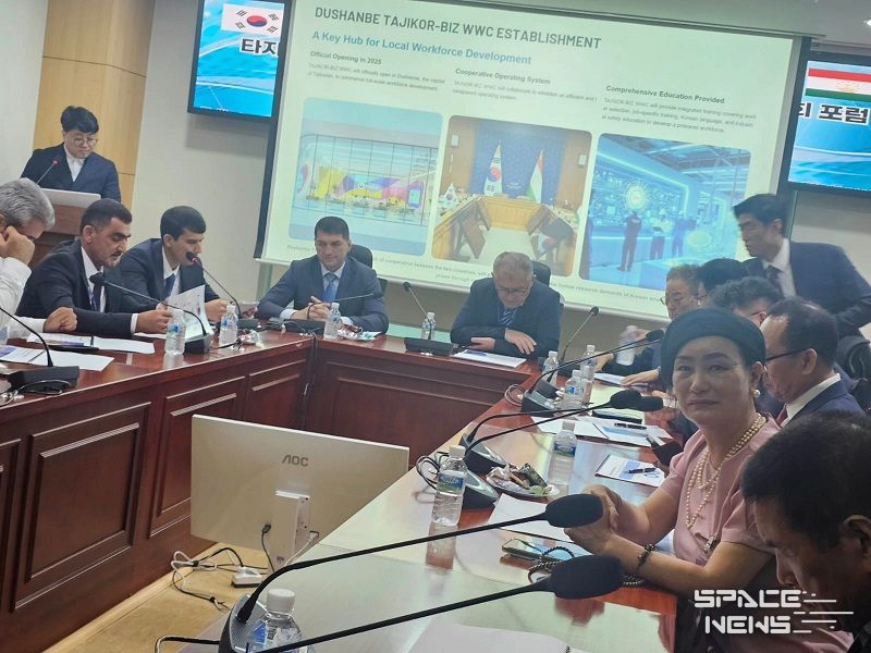 지난 8월 21일 주한 타지키스탄 대사관의 유스프 샤리프조다 대사와 타지키스탄 노동.이주.고용부의 청장, 국제협력국 국장 및 부국장을 포함한 10여명이 넘는 여러 고위급 정부 관계자들이 대거 참석한 가운데 국회 제7간담회의실에서 한-타지키스탄 포럼이 열렸다. 사진 우측 제나 정 (Dr.Zena Chung) 이사장이다.