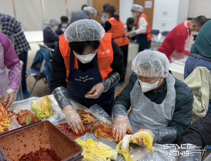 김치 담그며 소통과 교류의 시간