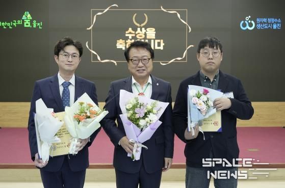 왼쪽 죽변면 김민수 주무관, 오른쪽 평해읍 김상엽 주무관