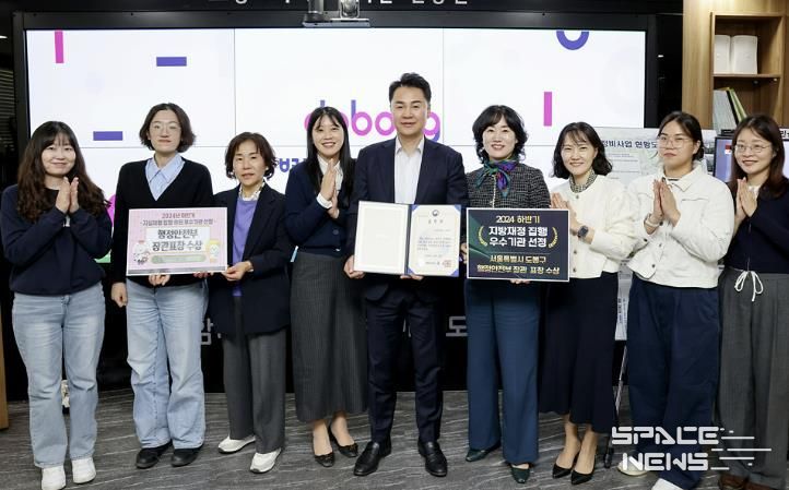 오언석 도봉구청장(가운데)과 구 직원이 ‘2024년 하반기 지방재정 집행평가’ 장관 표창 수상을 기념해 단체 사진을 찍고 있다