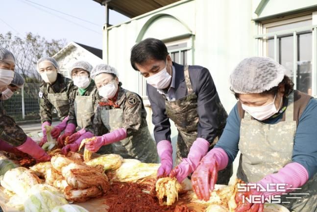 최재형 군수가 김장담그기 행사를 함께 하는 모습