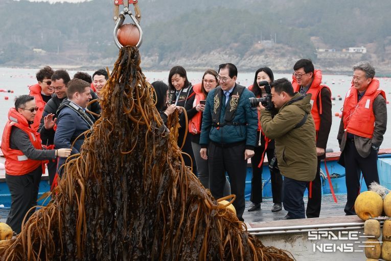 사진은 미 에너지부 산하기관 에너지 고등 계획원(ARPA-E) 관계자 완도군 해조류(미역) 양식장을 방문한 모습