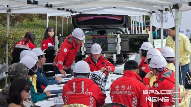 상사면 산불 대응 훈련 현장에서 안전한국훈련 현장통합지휘본부가 현장대응회의를 진행하고 있다