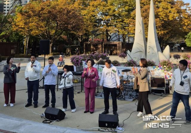 신계용 과천시장과 장애인들이 함께 노래하고 있다