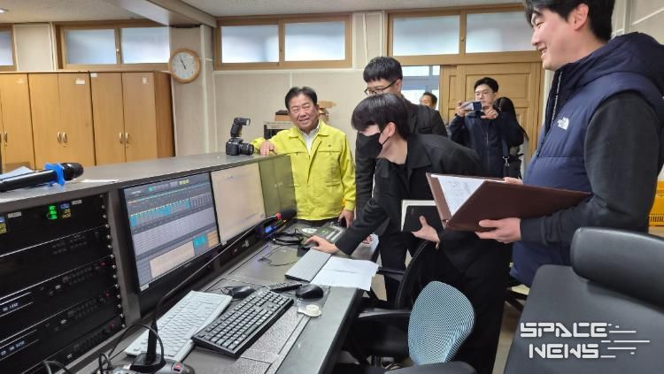 광주시교육청이 6일 광주고등학교에서 교육부, 한국교육시설안전원과 함께 수능시험장 방송시설을 점검하고 있다.