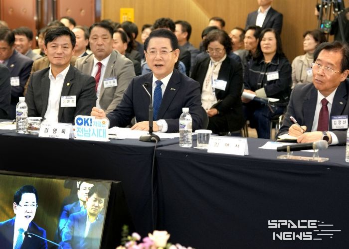 김영록 전라남도지사가 6일 구례군 The-K 지리산 가족호텔에서 열린 ‘구례군 정책비전 투어’에서 인사말을 하고 있다.