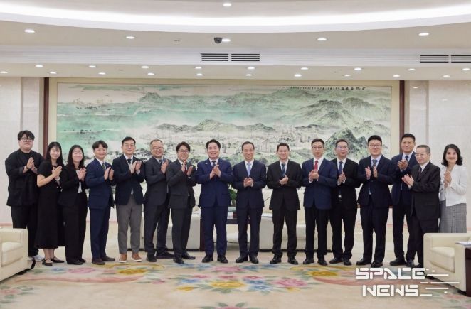 동관시 방문 기념 단체사진