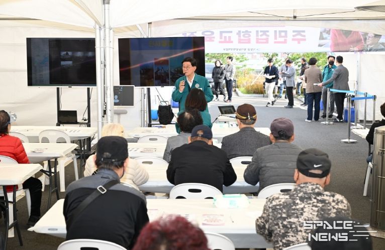 정종복 기장군수가 방사능방재 훈련에서 참여 주민들에게 훈련 내용을 설명하고 있다