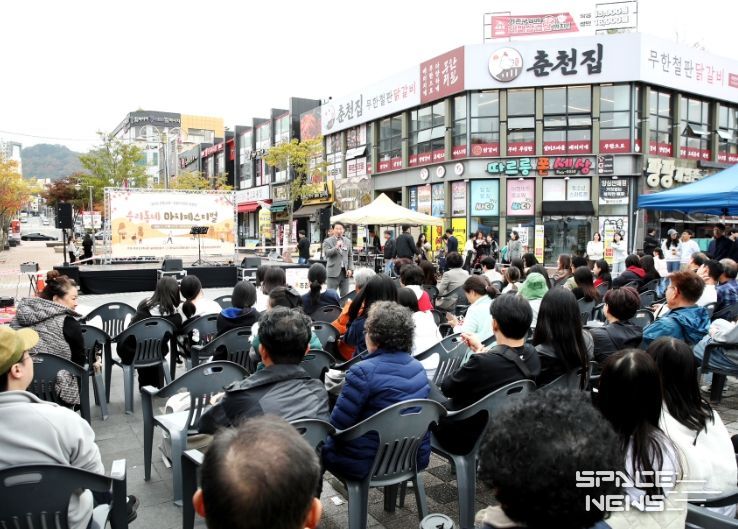 서철모 서구청장이 우리동네 마치페스티벌 행사에서 인사를 전하고 있다