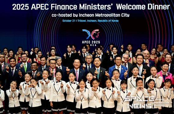 유정복 인천광역시장이 10월 21일 연수구 트라이보울에서 열린 'APEC 재무장관회의 만찬 공연'을 마친 뒤 기념촬영을 하고 있다