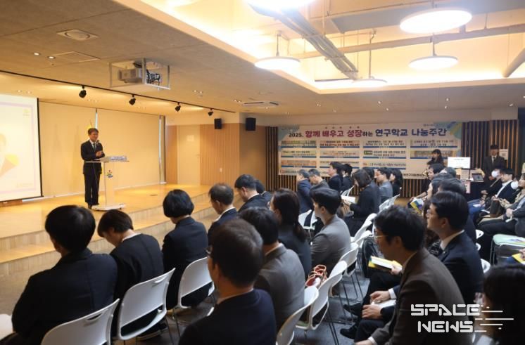 천창수 교육감이 11일 울산교육연구정보원 박상진홀에서 열린 '2025학년도 초등 연구학교 나눔주간' 행사에 참여해 인사말을 하고있다