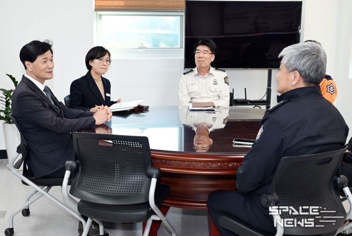 안병구 밀양시장이 11일 밀양소방서를 방문해 소방대원들을 격려하고 지역 안전 강화 방안을 논의하고 있다.