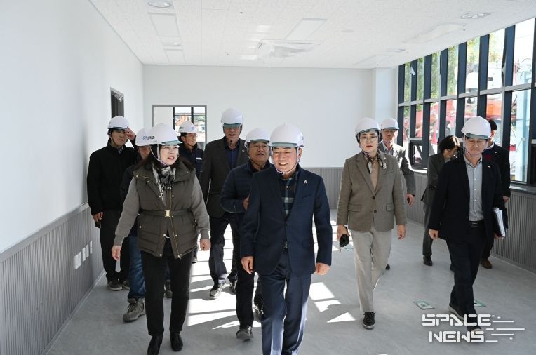 성낙인 창녕군수가 현장 관계자들과 함께 장애인복지 클러스터 조성사업 현장을 점검하고 있다.