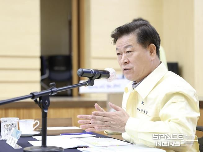 박승원 광명시장이 14일 시청 대회의실에서 열린 '2025~2026년 겨울철 자연재난(대설·한파) 종합대책 보고회'에 참석해 관계 부서장에게 자연재난 대응에 만전을 기할 것을 당부하고 있다.