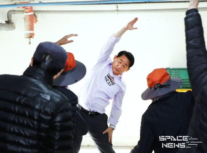 서철모 서구청장이 내동 노인일자리 어르신들에게 인사를 전하고 있다