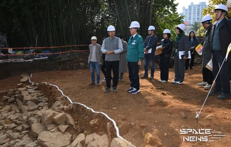정종복 기장군수가 14일 학술발굴조사 자문회의에서 발굴조사 관계자로부터 현장설명을 듣고 있다