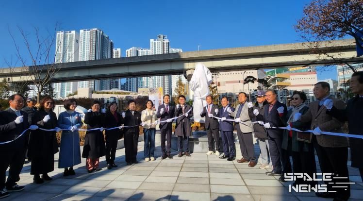 부산 사상구, ‘재첩국 아지매 조형물’ 제막..지역 정체성 담은 새 랜드마크 탄생
