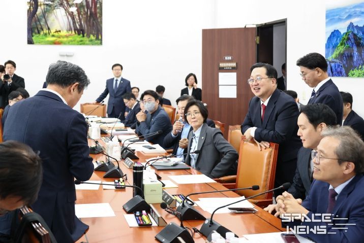 예결특위 소위 회의실을 방문한 이장우 대전시장
