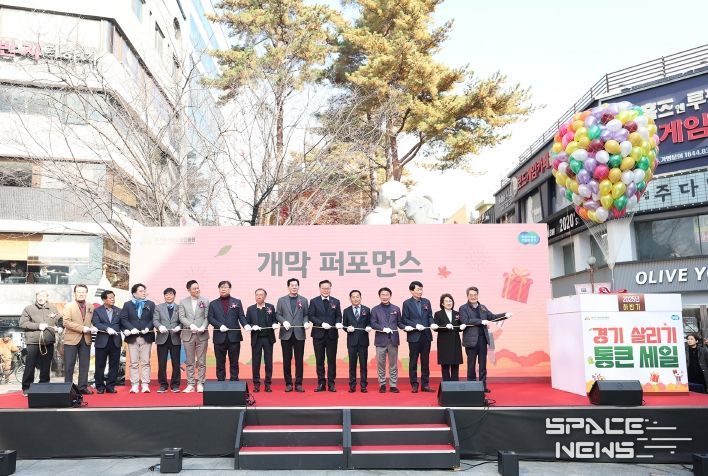 22일 오전 의정부제일시장에서 열린 2025년 하반기 경기 살리기 통큰 세일 개막식에서 김동연 경기도지사가 참석자들과 기념촬영을 하고있다.