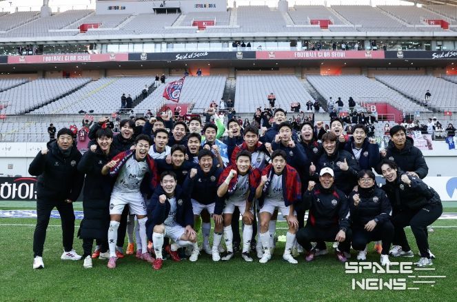 11월 22일 서울 원정경기에서 승리한 김천상무 선수단이 승리샷을 찍고 있다