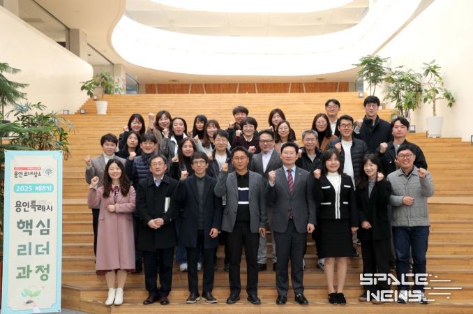 이상일 용인특례시장은 21일 '2025 제8기 용인특례시 핵심리더과정'에서 특강을 진행한 후 참석자들과 기념 촬영했다