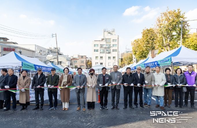 (오른쪽) 동진주차장 테이프커팅을 하고 있는 박강수 마포구청장